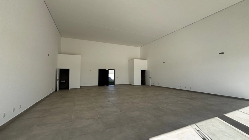 Loja Comercial com Pé-Direito Duplo e Área Externa Privativa no Litora: 5ª foto da galeria de imagens do imóvel