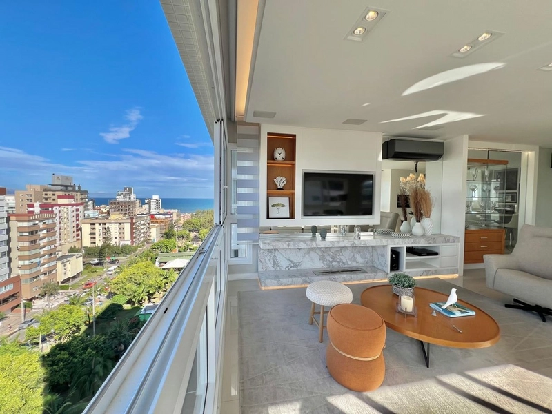 Apartamento 03 dormitórios junto a Praça Flavio Boianovski e Vista Mar