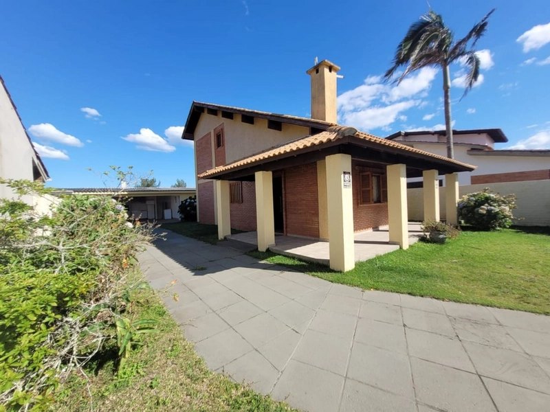 Casa  03 Dormitórios,  02 banheiros, 04 quadras do mar para Temporada: 1ª foto da galeria de imagens do imóvel