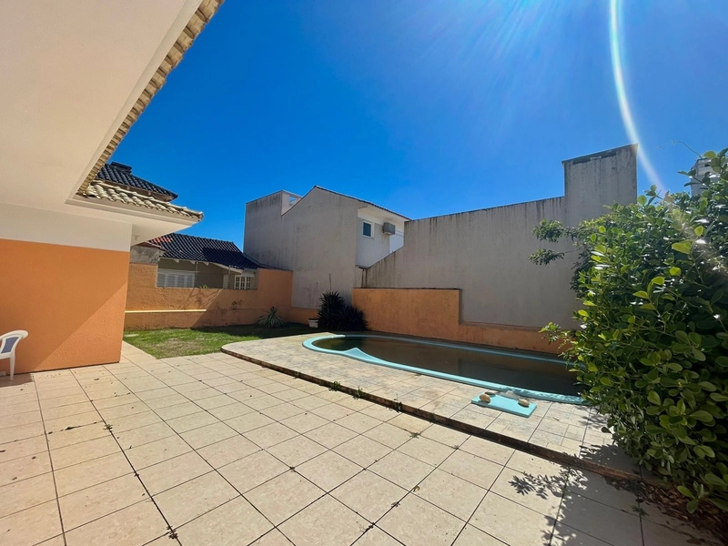 Sobrado 04 dormitórios com piscina no Centro de Xangri-lá: 3ª foto da galeria de imagens do imóvel