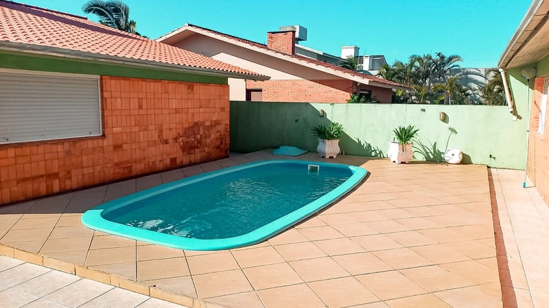 Casa 4 dormitórios com piscina no Centro de Xangri-lá: 1ª foto da galeria de imagens do imóvel