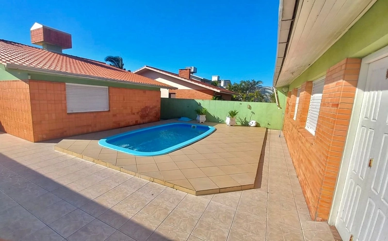 Casa 4 dormitórios com piscina no Centro de Xangri-lá: 2ª foto da galeria de imagens do imóvel