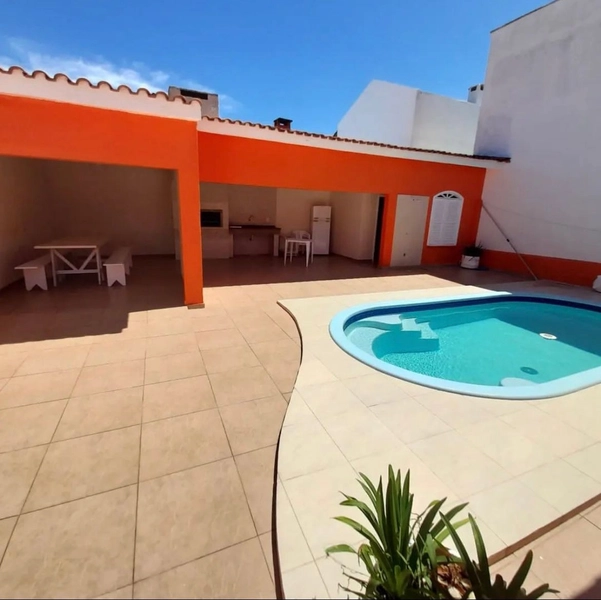 Casa 4 dormitórios com piscina no Centro de Xangri-lá: 1ª foto da galeria de imagens do imóvel