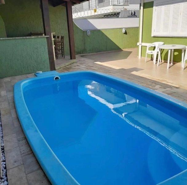 Casa 4 dormitórios com piscina no Centro de Xangri-lá: 2ª foto da galeria de imagens do imóvel