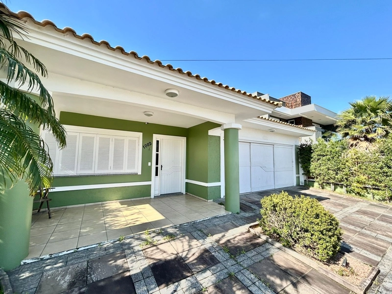 Casa 4 dormitórios com piscina no Centro de Xangri-lá: 3ª foto da galeria de imagens do imóvel