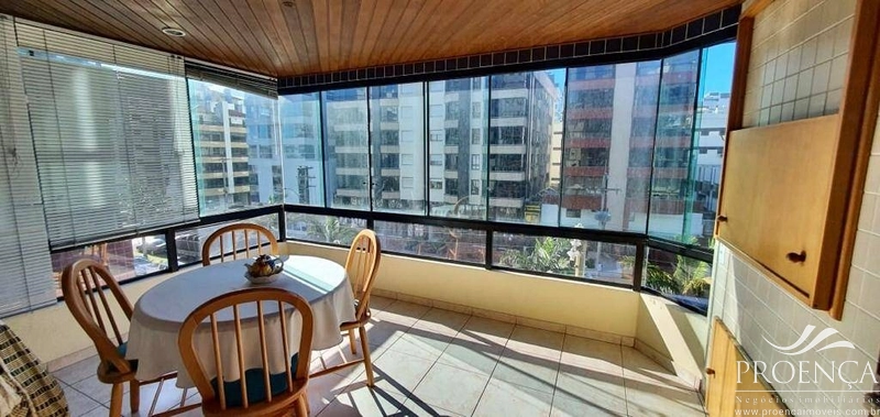 De Frente com Lareira, sendo 03 dormitórios, Box , Prédio com infra.: 1ª foto da galeria de imagens do imóvel