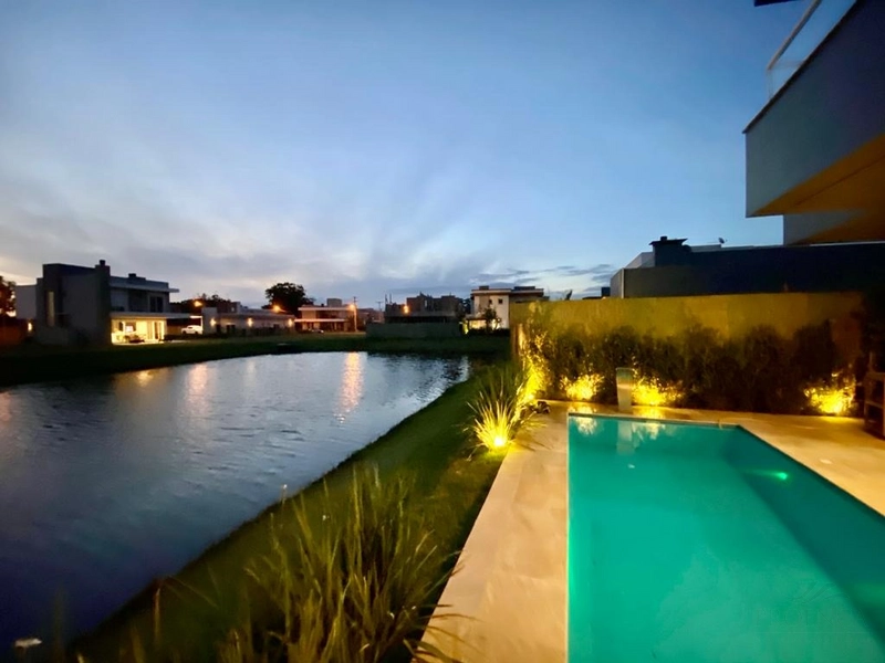 Excelente Sobrado, Beira Lago sendo 5 suítes, Mobiliado e Decorado.