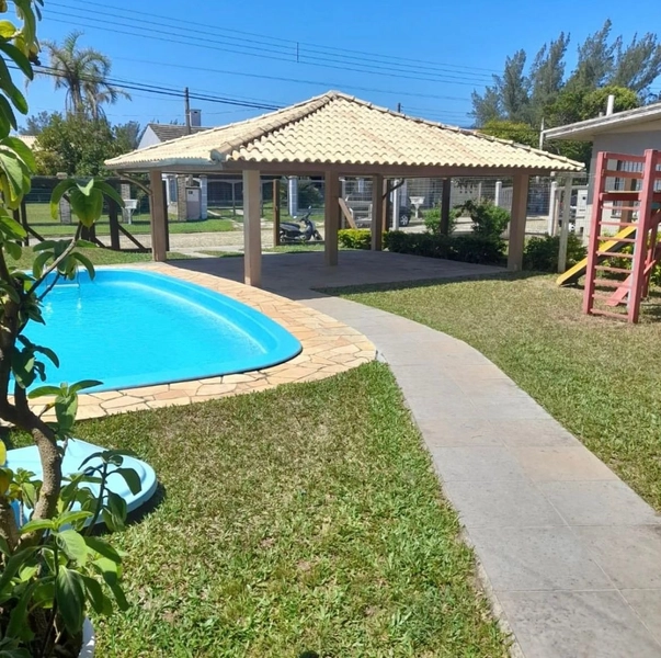 Casa 4 dormitórios com piscina no Centro de Xangri-lá: 2ª foto da galeria de imagens do imóvel