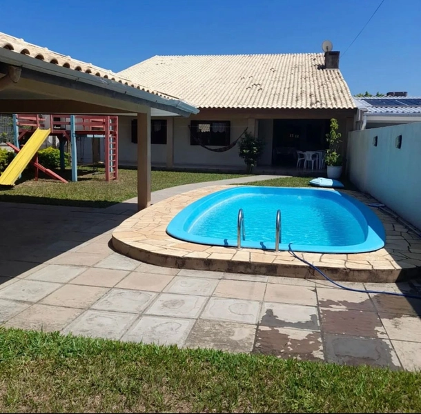 Casa 4 dormitórios com piscina no Centro de Xangri-lá: 1ª foto da galeria de imagens do imóvel
