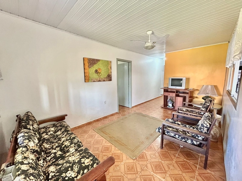 Casa 4 dormitórios com piscina no Centro de Xangri-lá: 3ª foto da galeria de imagens do imóvel