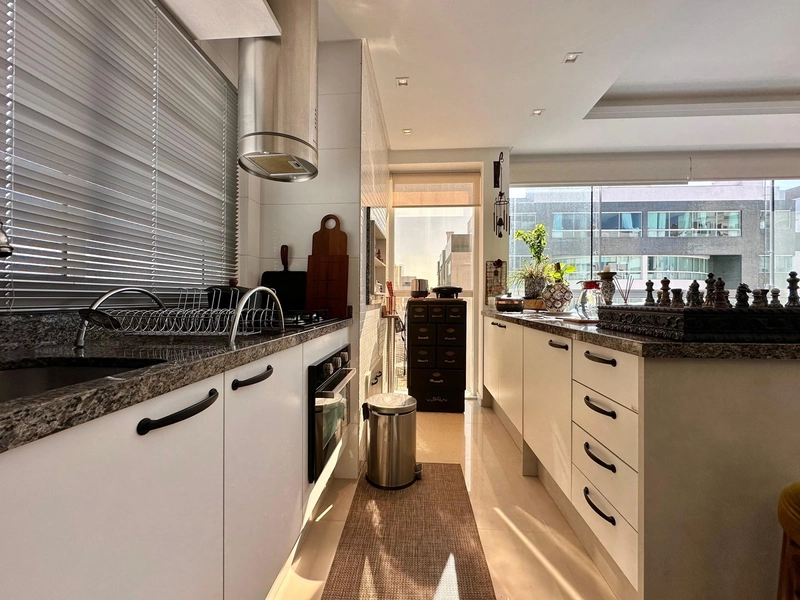 Localizado apenas 3 quadras do MAR, sendo 02: 5ª foto da galeria de imagens do imóvel