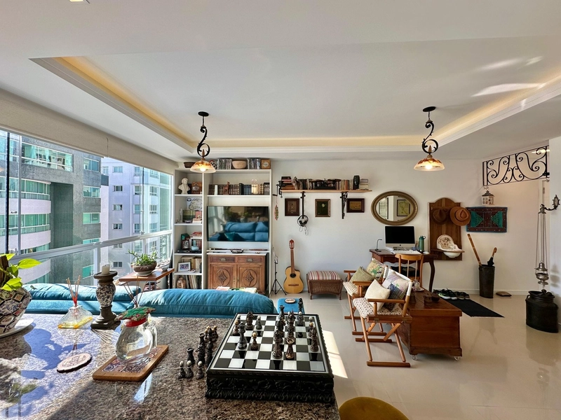 Localizado apenas 3 quadras do MAR, sendo 02: 3ª foto da galeria de imagens do imóvel