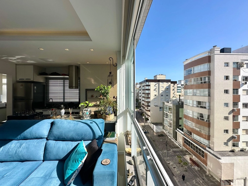 Localizado apenas 3 quadras do MAR, sendo 02: 1ª foto da galeria de imagens do imóvel