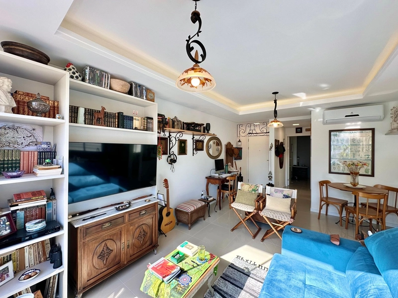 Localizado apenas 3 quadras do MAR, sendo 02: 2ª foto da galeria de imagens do imóvel