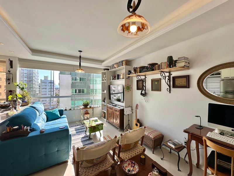 Localizado apenas 3 quadras do MAR, sendo 02: 4ª foto da galeria de imagens do imóvel