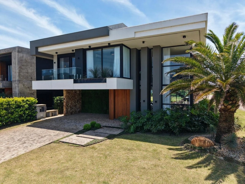 Sobrado com 5 suites, 494 m² de área privativa, Centro Xangri-lá/RS: 1ª foto da galeria de imagens do imóvel