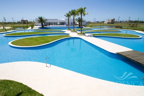 Terreno em condomínio fechado. Dubai Resort.: 3ª foto da galeria de imagens do imóvel