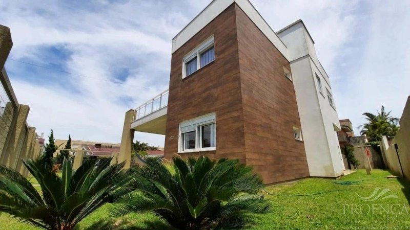 Casa e Sobrado em XANGRI-LÁ com 5 suítes e 300 m²: 3ª foto da galeria de imagens do imóvel