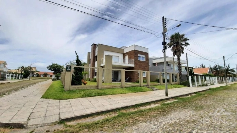 Casa e Sobrado em XANGRI-LÁ com 5 suítes e 300 m²: 1ª foto da galeria de imagens do imóvel