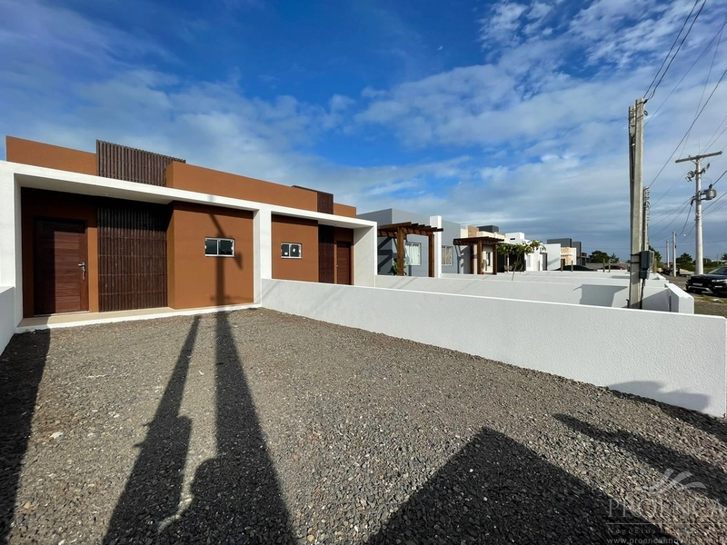 Casa de dois dormitórios, pátio na frente e fundos, Capão da Canoas.: 2ª foto da galeria de imagens do imóvel