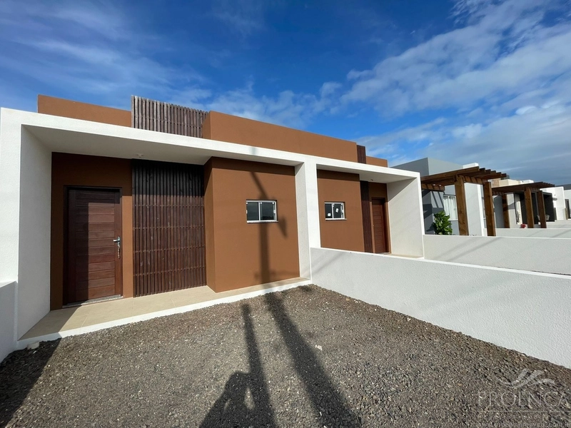Casa de dois dormitórios, pátio na frente e fundos, Capão da Canoas.: 1ª foto da galeria de imagens do imóvel