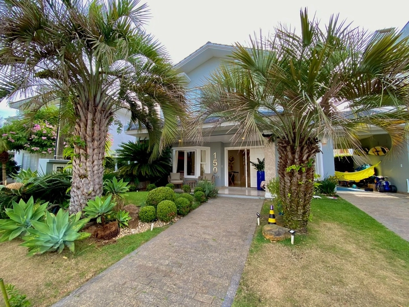 Casa 4 Dormitórios com piscina ( Condado de Capão )