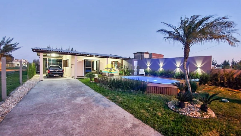 Casa térrea, apenas 150m do mar, com piscina!!: 1ª foto da galeria de imagens do imóvel