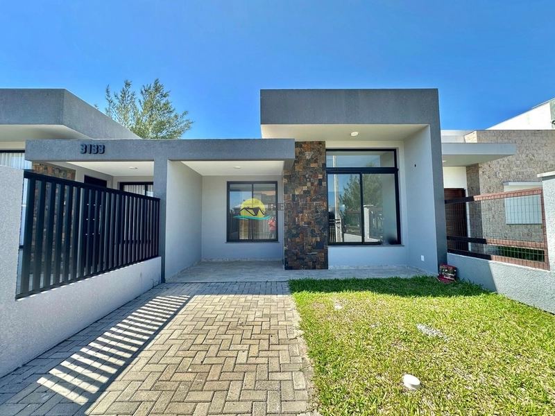 Casa nova a poucos passos do mar em Capão Novo: 2ª foto da galeria de imagens do imóvel