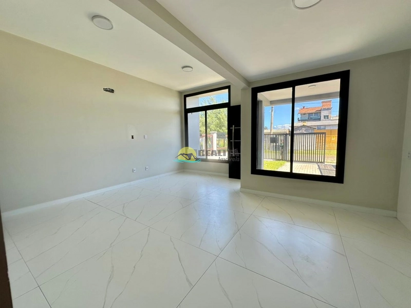 Casa nova a poucos passos do mar em Capão Novo: 4ª foto da galeria de imagens do imóvel