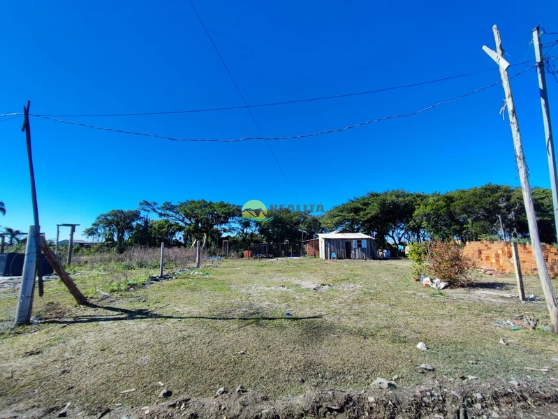 Terreno aterrado 12x25 em Capão Novo: 2ª foto da galeria de imagens do imóvel