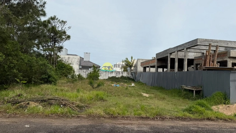 TERRENO 300M² EM LOTEAMENTO PLANEJADO - 100M DO MAR!: 1ª foto da galeria de imagens do imóvel