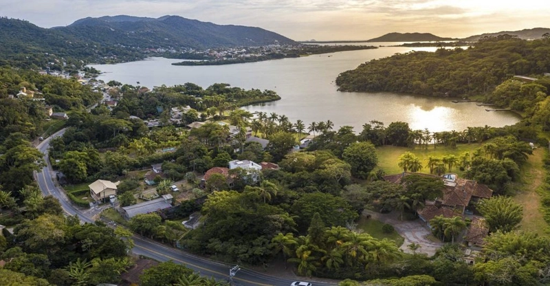 Mansões suspensas e exclusivas para o Canto da Lagoa da Conceição: 3ª foto da galeria de imagens do imóvel