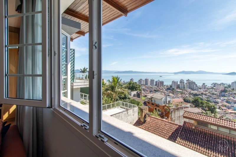 Casa com 4 dormitórios e espaco cinema no Morro da Cruz: 21ª foto da galeria de imagens do imóvel