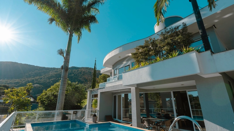 Casa 3 suítes em condomínio fechado no Caminho dos Açores