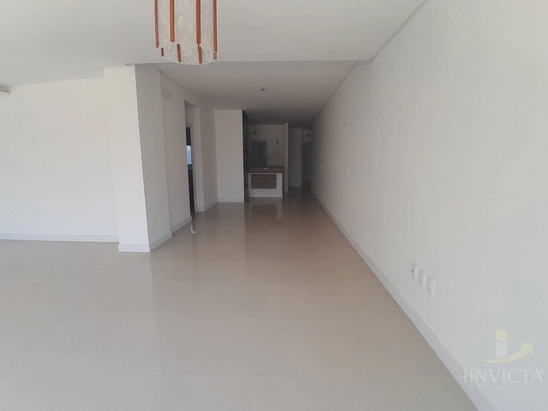 No coração da cidade! Amplo apartamento com terraço frontal e suíte –: 4ª foto da galeria de imagens do imóvel