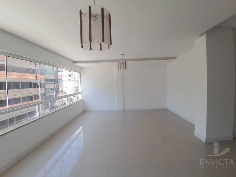 No coração da cidade! Amplo apartamento com terraço frontal e suíte –: 1ª foto da galeria de imagens do imóvel