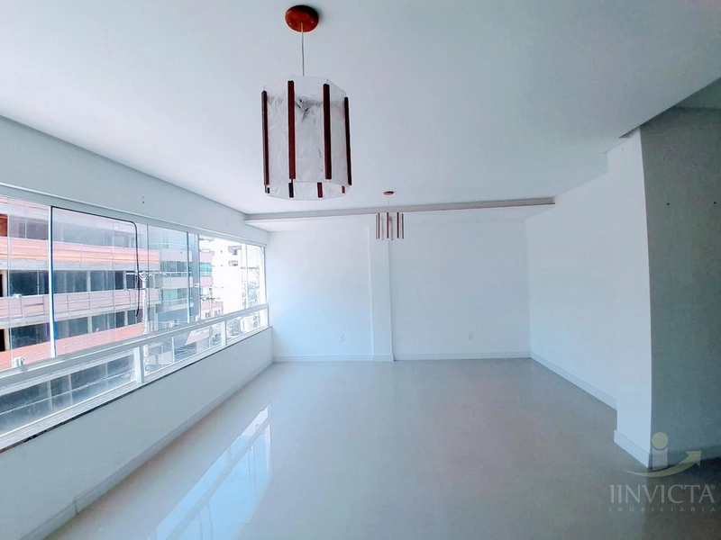 No coração da cidade! Amplo apartamento com terraço frontal e suíte –: 2ª foto da galeria de imagens do imóvel