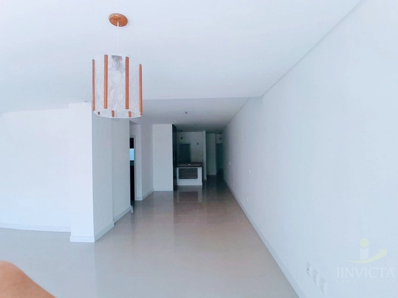 No coração da cidade! Amplo apartamento com terraço frontal e suíte –: 3ª foto da galeria de imagens do imóvel