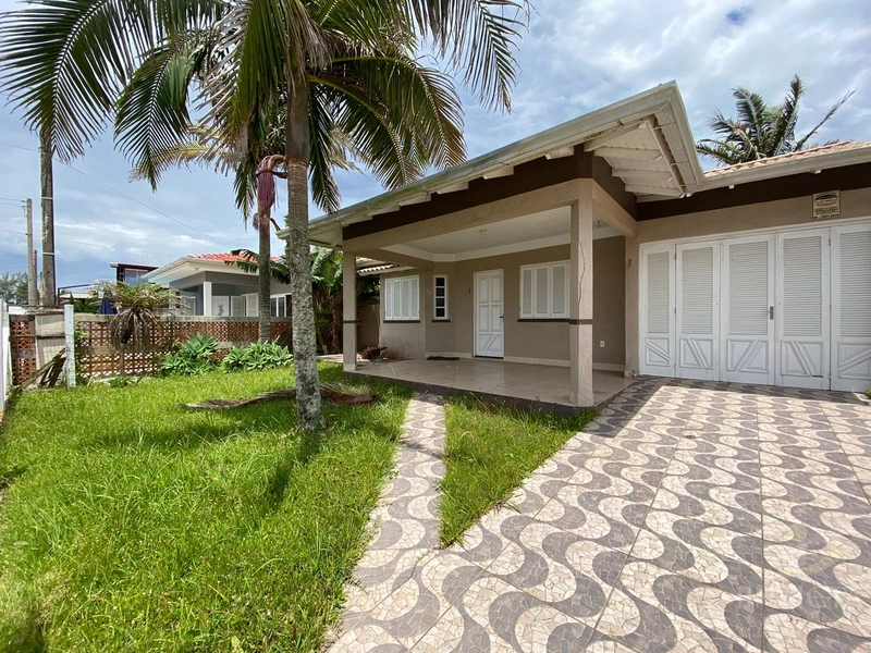 Casa 3 dormitórios Próximo ao Mar e com Piscina.: 1ª foto da galeria de imagens do imóvel