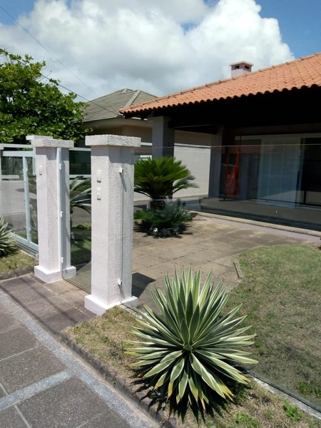 casa em Atlântida fora de condomínio, com piscina e anexo!: 2ª foto da galeria de imagens do imóvel