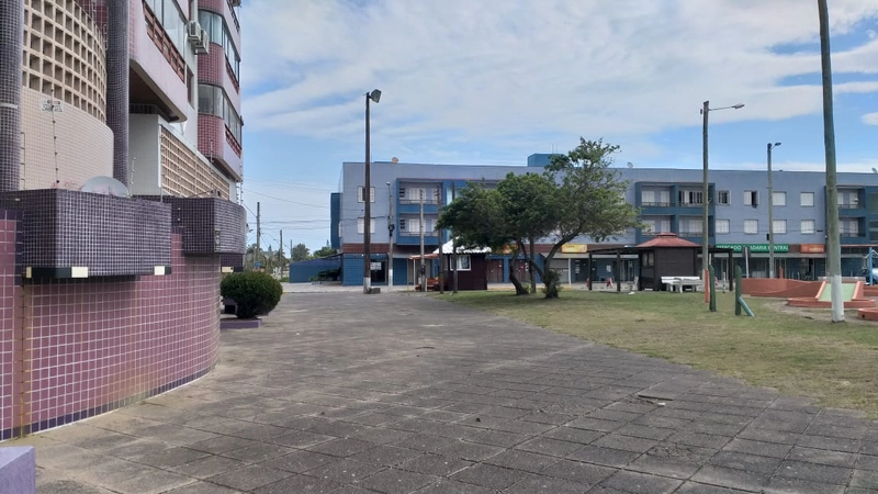 Loja em prédio comercial no centro de Atlântida: 2ª foto da galeria de imagens do imóvel