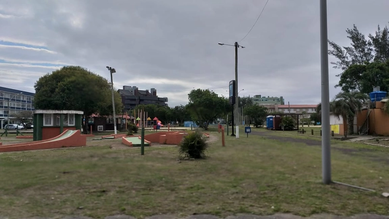 Loja em prédio comercial no centro de Atlântida: 3ª foto da galeria de imagens do imóvel