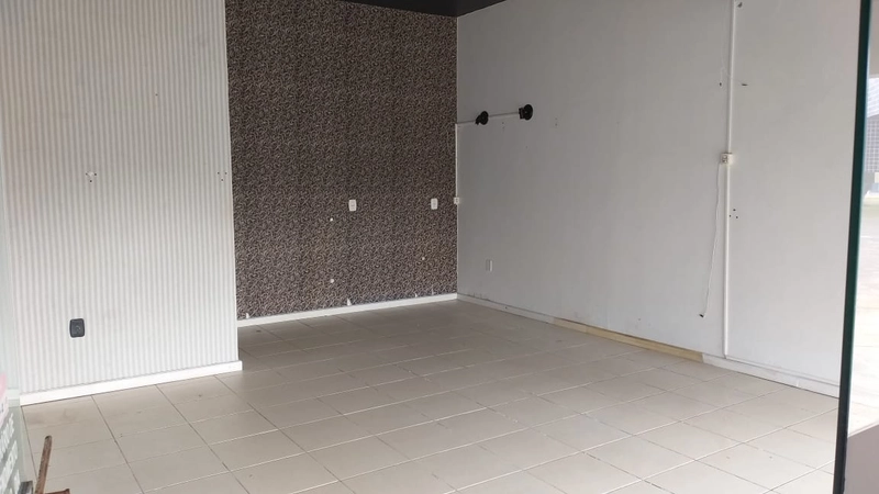 Loja em prédio comercial no centro de Atlântida: 7ª foto da galeria de imagens do imóvel