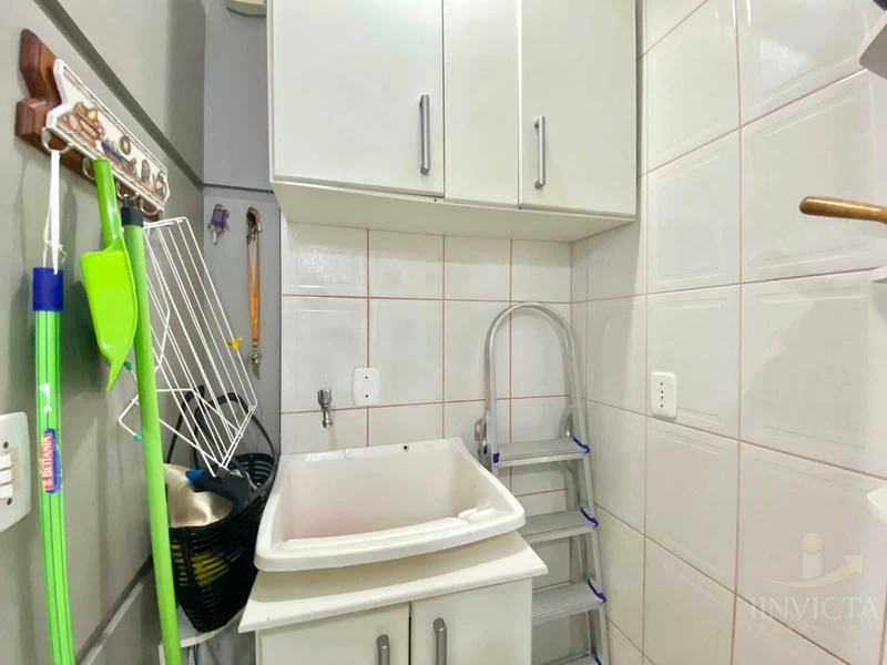 Apartamento de frente com sacada! mobiliado, vaga, elevador! No Centro: 18ª foto da galeria de imagens do imóvel