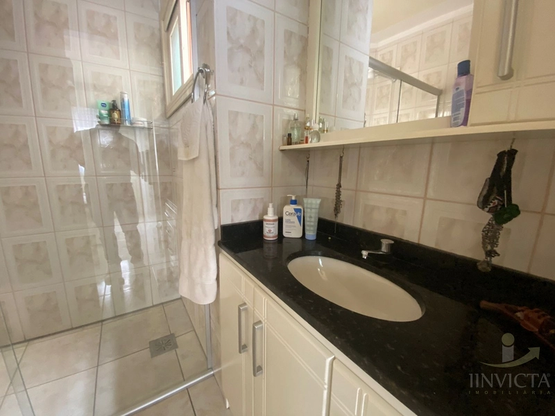 Apartamento de frente com sacada! mobiliado, vaga, elevador! No Centro: 5ª foto da galeria de imagens do imóvel