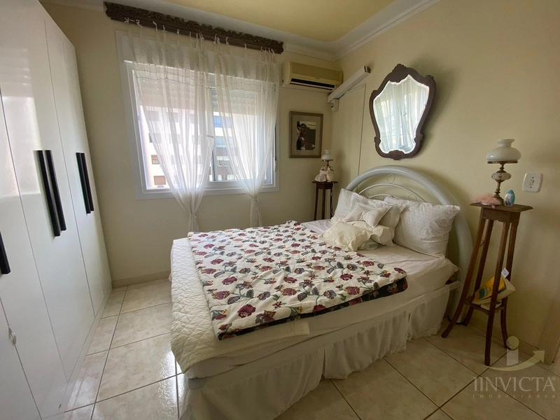 Apartamento de frente com sacada! mobiliado, vaga, elevador! No Centro: 7ª foto da galeria de imagens do imóvel