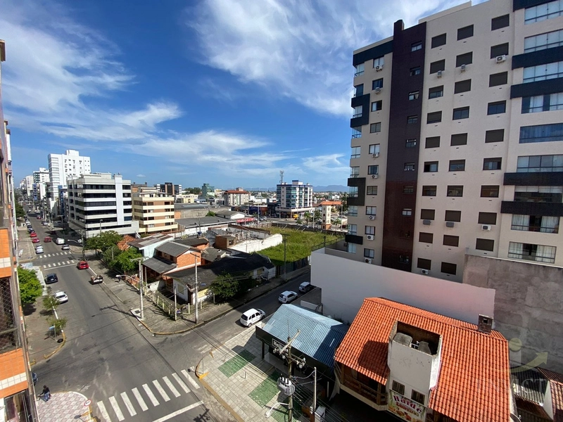 Apartamento de frente com sacada! mobiliado, vaga, elevador! No Centro: 3ª foto da galeria de imagens do imóvel