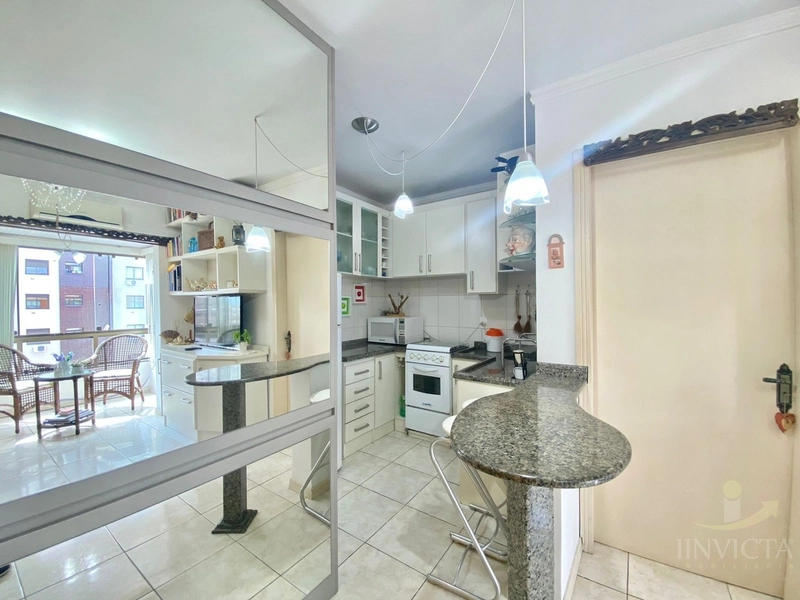 Apartamento de frente com sacada! mobiliado, vaga, elevador! No Centro: 13ª foto da galeria de imagens do imóvel
