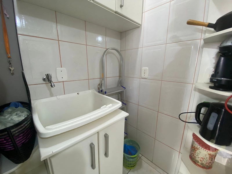 Apartamento de frente com sacada! mobiliado, vaga, elevador! No Centro: 6ª foto da galeria de imagens do imóvel