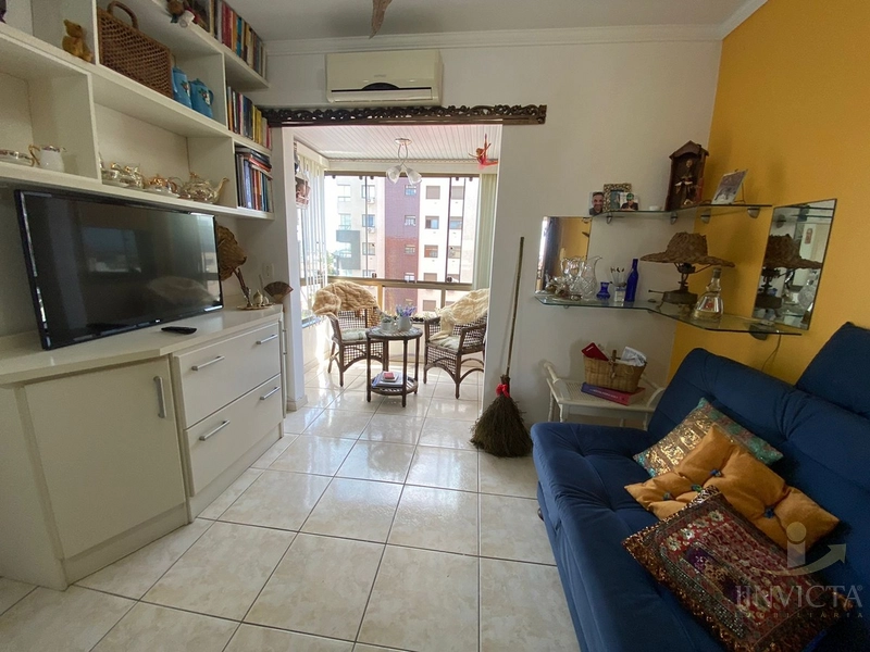 Apartamento de frente com sacada! mobiliado, vaga, elevador! No Centro: 1ª foto da galeria de imagens do imóvel